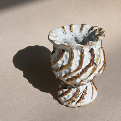 brown line ridge curve vase